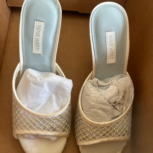 Nine West size 6.5 shoe runs a little small - Picture 2 of 7